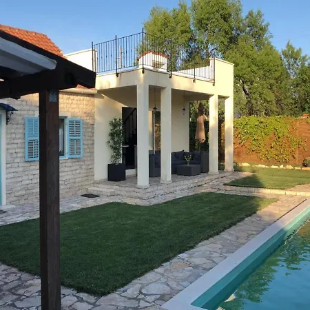 Attractive In With Private Swimming Pool Casa de Férias