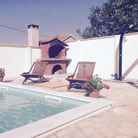 度假居 In With Private Pool 扎达尔