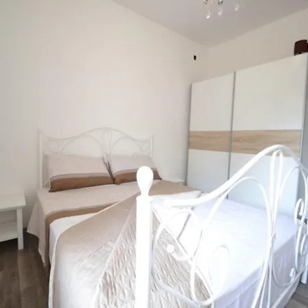 度假居 In With Private Pool 扎达尔