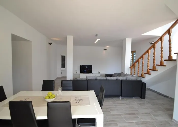 בית נופש In With Private Pool זאדאר