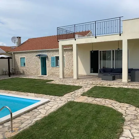 Attractive In With Private Swimming Pool زادار