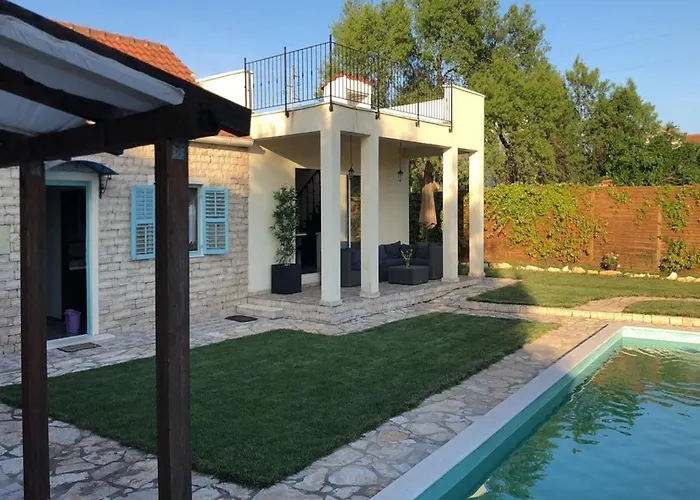 In With Private Pool Vikendica