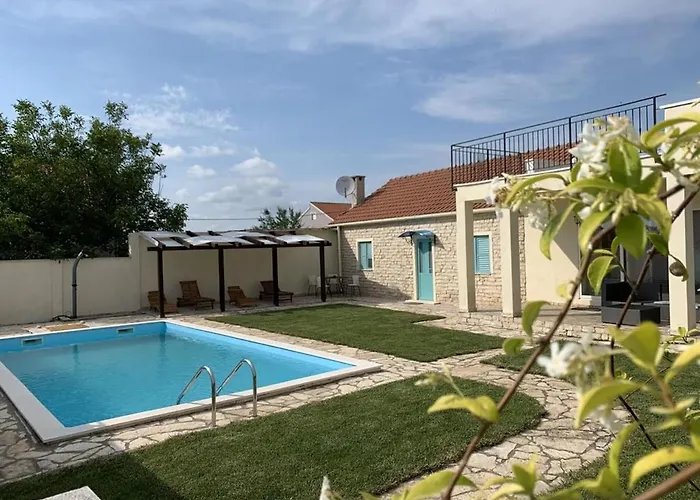 In With Private Pool Vikendica *